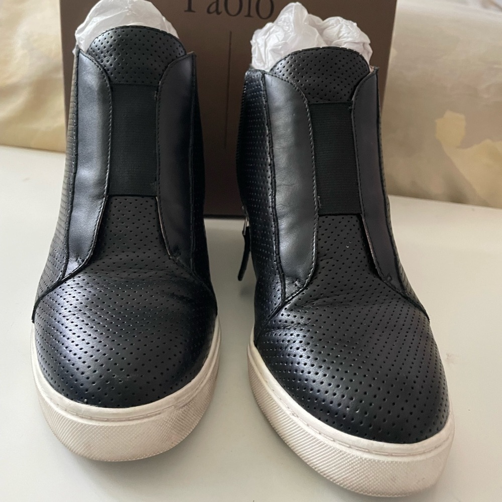 Linea Paolo Black wedge tennis shoes
